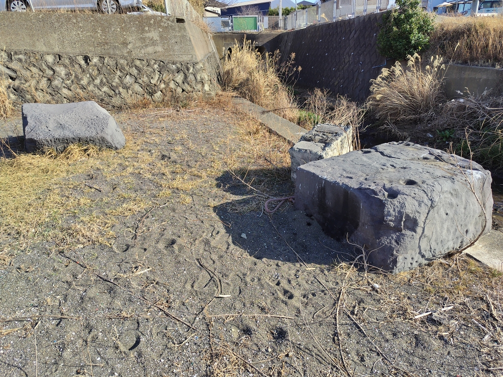 三戸浜 サンコロ石